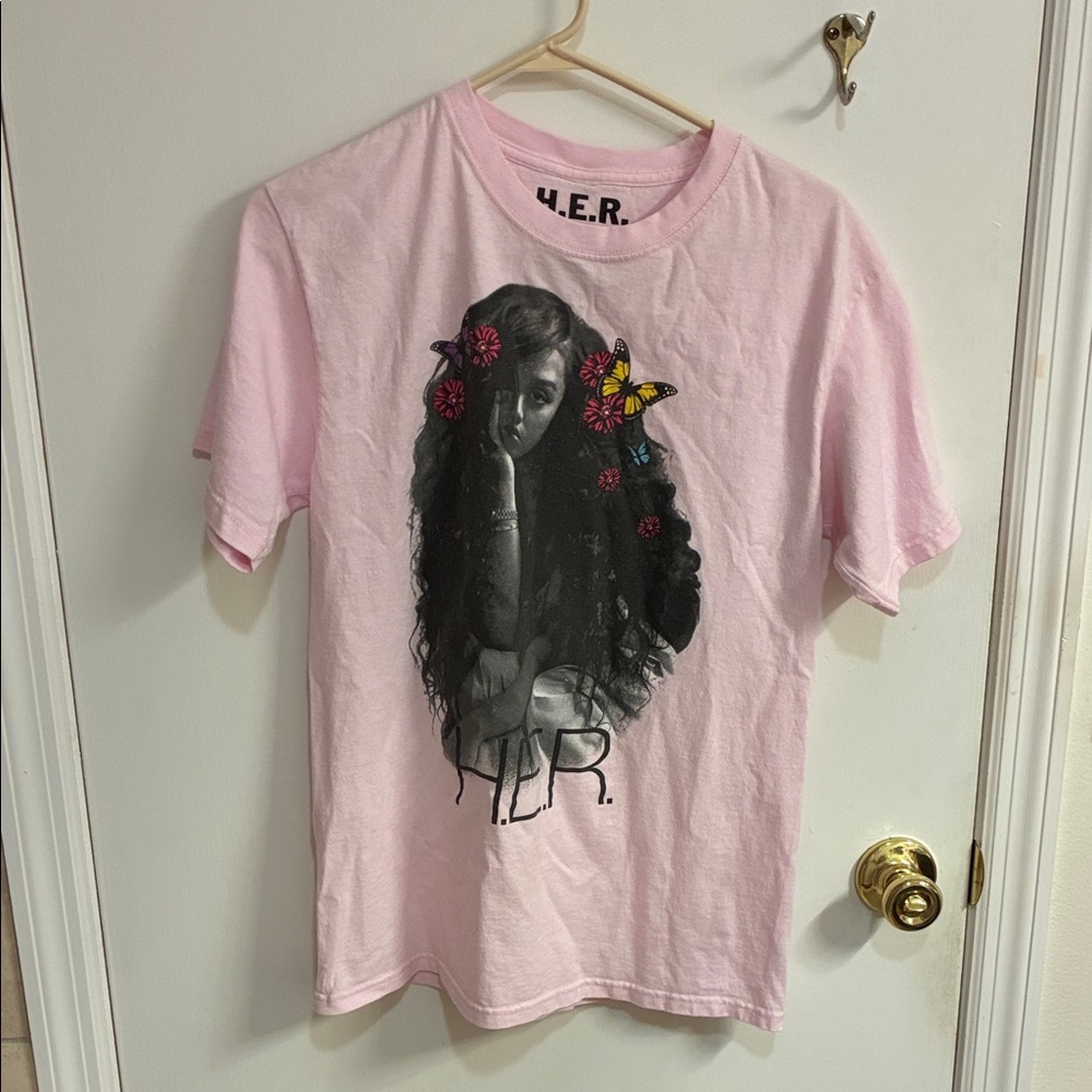 Pink Graphic Women's H.E.R. T-shirt Sz M